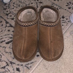 women’s brown UGGs slippers